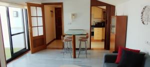 salon ze stołem i 2 stołkami w obiekcie Ático de Ana w mieście Bueu +3 zdjęcia
