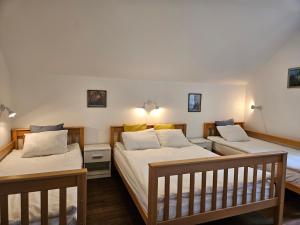 2 łóżka pojedyncze w pokoju z 2 lampami w obiekcie Hadam's Apartments w Bledzie