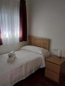 um quarto com 2 camas e uma janela em Lyrioshomes Apartamento Filpo Rojas , Sevilla em Sevilha