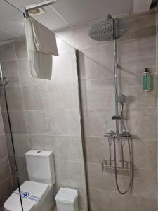 y baño con ducha y aseo. en Aparthotel Puerto Cala Vadella en Cala Vadella