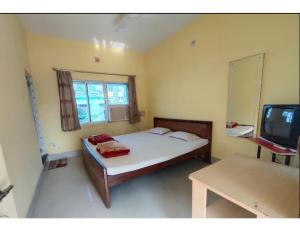 เตียงในห้องที่ Hotel Muktangan, Chandipur