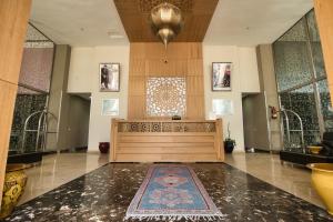 une synagogue avec un bac à sable et un tapis au sol dans l'établissement Appart Hôtel Founty Beach, à Agadir 29 autres photos