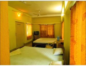 เตียงในห้องที่ Hotel Muktangan, Chandipur