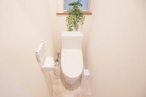 uma casa de banho com um WC com uma planta em cima em Cozy 4-Guest Stay in Heart of Asakusabashi, Tokyo DSoY em Tóquio