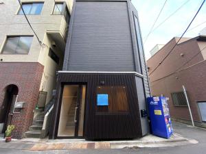 un bâtiment avec une porte sur son côté dans l'établissement Cozy 4-Guest Stay in Heart of Asakusabashi, Tokyo DSoY, à Tokyo