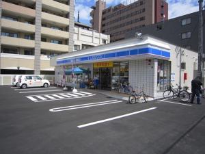 een gebouw met fietsen op een parkeerplaats bij Cosy apartment K6/Direct to airport,CentralSapporo in Toyohira