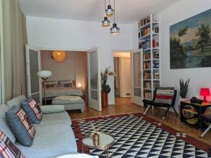un soggiorno con divano e tavolo di Cozy Park Apartment a Budapest