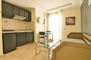 Cuisine ou kitchenette dans l'établissement Appart Hôtel Founty Beach