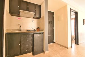 Cuisine ou kitchenette dans l'établissement Appart Hôtel Founty Beach