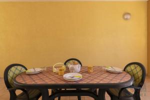 une table avec des assiettes de nourriture au-dessus dans l'établissement Appartamento Fontana Greca 4 ,Gallipoli, à Gallipoli