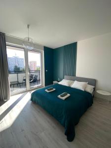 1 dormitorio con cama grande y ventana grande en Monày apartments - Albelli, en Košice