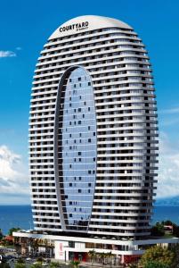 Un gran edificio con un cartel encima. en Premium palace apartments, en Batumi