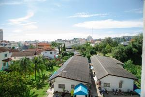 uma vista para uma cidade com um edifício com um telhado em RoomQuest Phuket Patong Beach em Praia de Patong