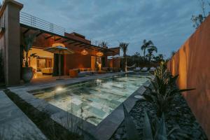 una piscina en el patio trasero de una casa en Villa 3 chambres Piscine - Golf, en Marrakech