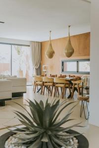 sala de estar con mesa y planta en el suelo en Villa 3 chambres Piscine - Golf, en Marrakech