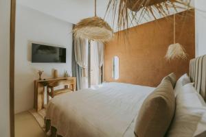 Un dormitorio con una cama grande y una ventana en Villa 3 chambres Piscine - Golf, en Marrakech