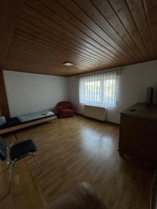 um quarto vazio com um sofá e uma janela em HW2 Drei Zimmer Wohung 80qm em Königsbronn