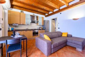 A kitchen or kitchenette at Rivalta di Gazzola - appartamento con giardino