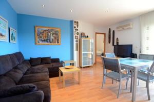 un salon avec un canapé et une table dans l'établissement PINIMAR B 3-4, à L'Estartit