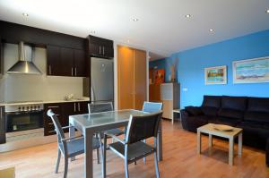 une cuisine et un salon avec une table et un canapé dans l'établissement PINIMAR B 3-4, à L'Estartit