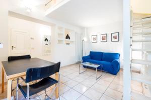 a living room with a blue couch and a table at Venezia Double in Florence