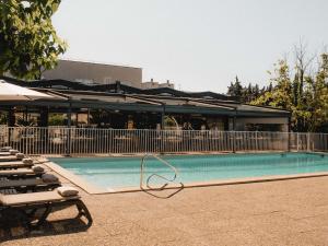 Bazén v ubytování ibis Styles Avignon Sud nebo v jeho okolí
