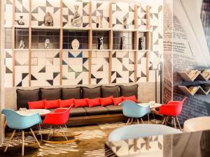 - un salon avec un canapé, des tables et des chaises dans l'établissement ibis Lima Larco Miraflores, à Lima