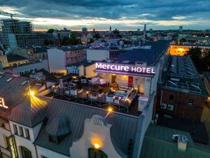 nocny widok na hotel mereure na budynku w obiekcie Mercure Bydgoszcz Sepia w Bydgoszczy