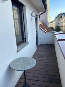 een kleine tafel op een balkon met een raam bij Apartment Vienna 56 in Wenen
