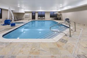 Hampton Inn Cleveland-Airport/Tiedeman Road في Brooklyn: حمام سباحة كبير في غرفة في الفندق مع