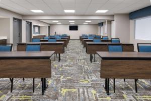 une salle de classe avec des bureaux et des chaises dans une salle dans l'établissement Hampton Inn Cleveland-Airport/Tiedeman Road, à Brooklyn