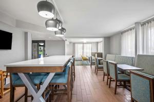 a dining room with a table and chairs at Hampton Inn Cleveland-Westlake in Westlake