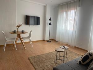Μια τηλεόραση ή/και κέντρο ψυχαγωγίας στο Alojamiento céntrico en Cangas