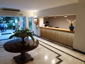 a lobby with a table with flowers on it at Kanapitsa Mare Hotel in Kanapitsa