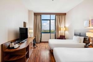 Televízia a/alebo spoločenská miestnosť v ubytovaní Hilton Garden Inn Sevilla