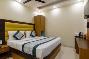 Postel nebo postele na pokoji v ubytování Hotel Royal Rosette with free Wi-Fi near New Delhi Railway Station