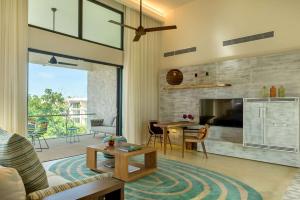 uma sala de estar com um sofá e uma mesa em Andaz Mayakoba - a concept by Hyatt em Playa del Carmen