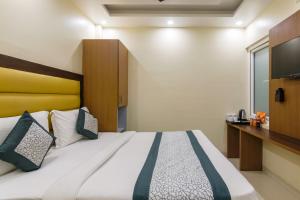 Postel nebo postele na pokoji v ubytování Hotel Royal Rosette with free Wi-Fi near New Delhi Railway Station
