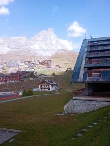 a view of a building with a mountain in the background at Bilocale Funivie in Breuil-Cervinia