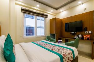 Habitación de hotel con cama y TV en Hotel Royal Rosette Unit By Silver Shine, en Nueva Delhi