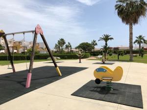 un parque infantil con un tobogán y un columpio de mono en Apartamento El Mirador de Vera playa, en Vera