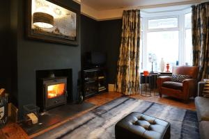uma sala de estar com lareira e sofá em Stylish townhouse 15 mins to Laines & Seafront em Brighton & Hove