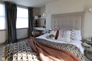 um quarto com uma cama grande e uma janela em Stylish townhouse 15 mins to Laines & Seafront em Brighton & Hove