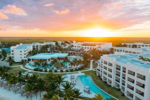 eine Luftansicht eines Resorts bei Sonnenuntergang in der Unterkunft Hyatt Ziva Riviera Cancun All-Inclusive in Puerto Morelos