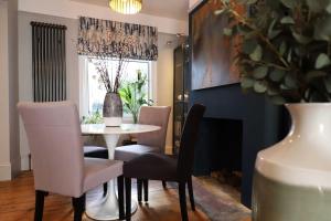 uma sala de jantar com mesa e cadeiras em Stylish townhouse 15 mins to Laines & Seafront em Brighton & Hove