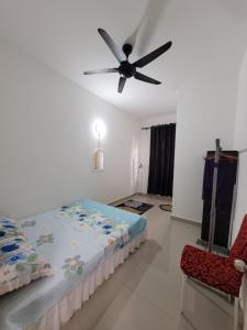 a bedroom with a bed and a ceiling fan at Andra Homestay KLIA,13 mins to KLIA ,Self Check-in,Free WiFi & Parking,Family Friendly in Sepang