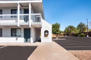 an empty parking lot next to a building at Quality Inn Santa Fe New Mexico in Santa Fe
