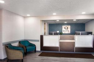 Quality Inn Santa Fe New Mexico في سانتا فيه: غرفة انتظار مع كرسيين وكاونتر