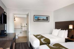 Quality Inn Santa Fe New Mexico في سانتا فيه: غرفه فندقيه سريرين وحمام