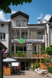 a building with a sign in front of it at Willa Pod Kasztanami in Piwniczna-Zdrój